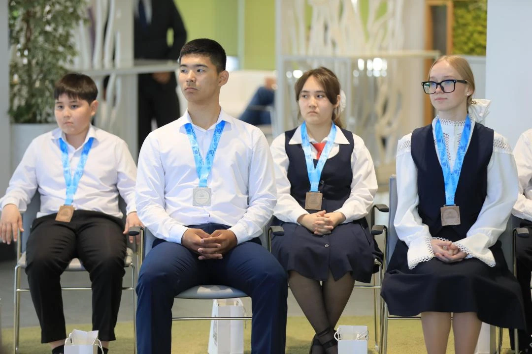 Аким Актюбинской области встретился с представителями «золотого фонда молодежи»